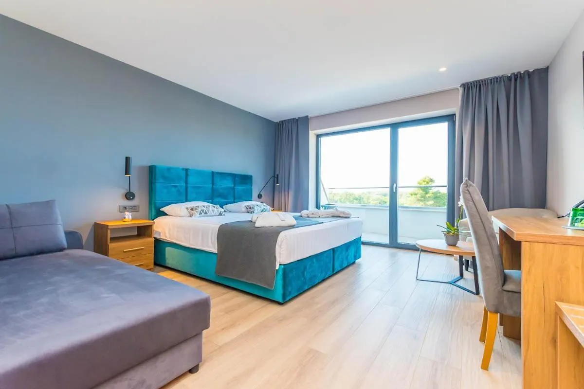 Hotel Delfin Lanterna Tar-Vabriga 4*,
