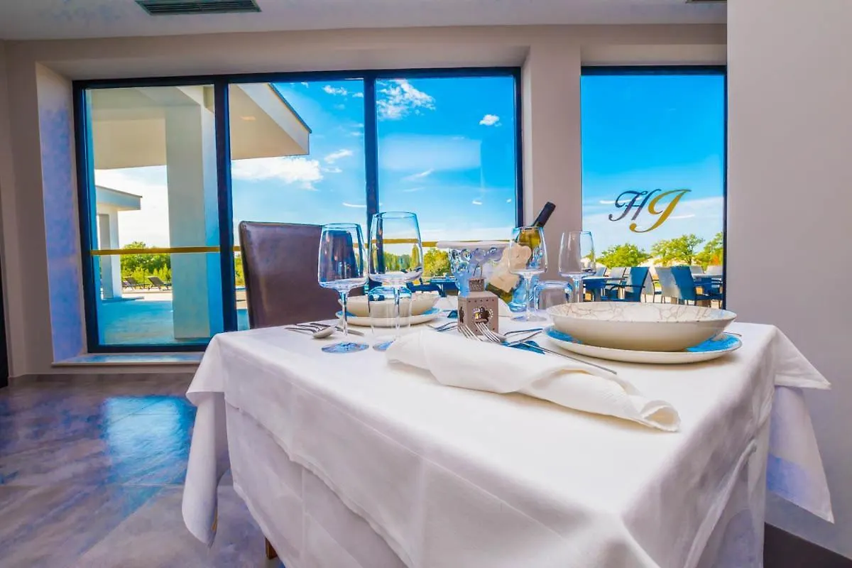 Hotel Delfin Lanterna Tar-Vabriga 4*,